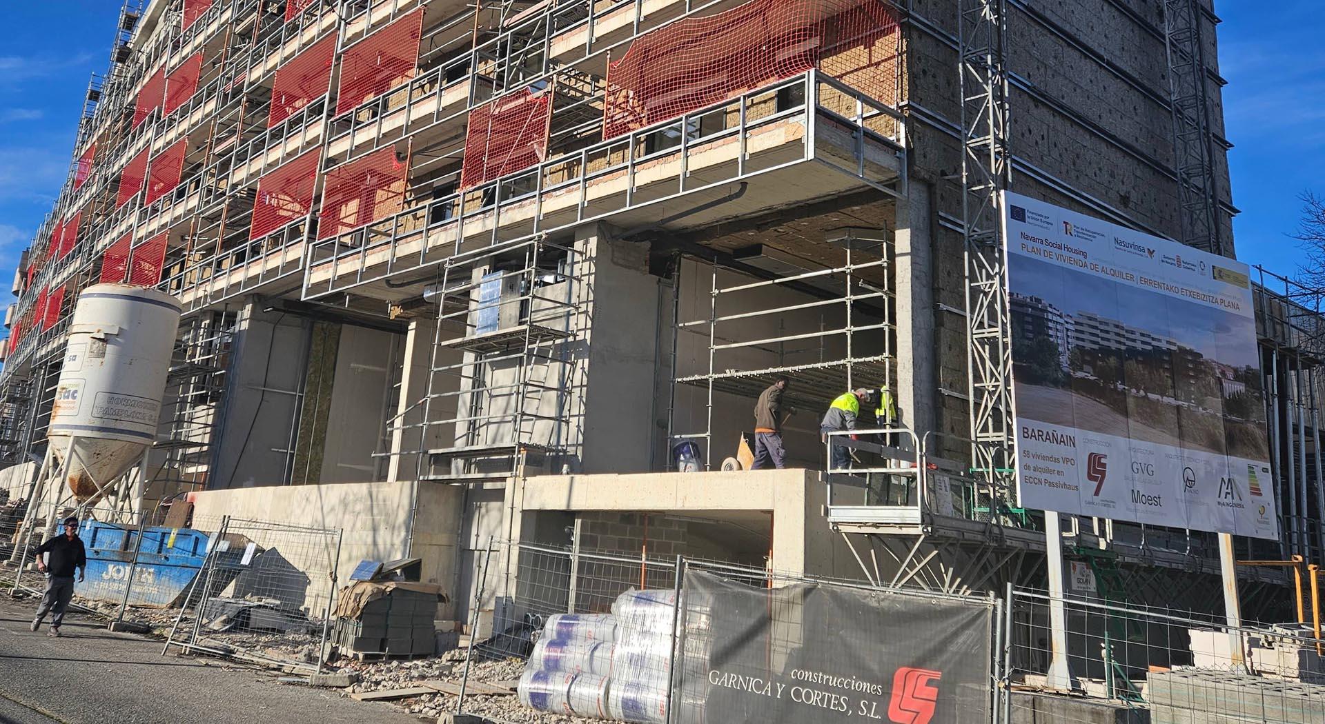Obras en el bloque de pisos que promueve Nasuvinsa en Barañáin