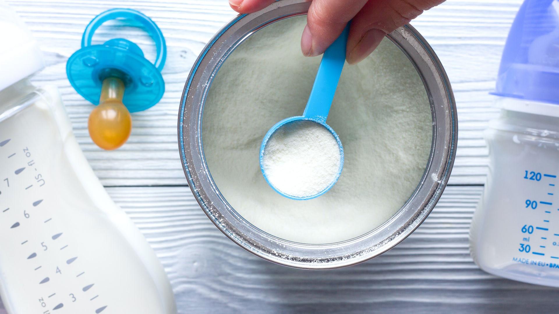 Leche de fórmula para preparar un biberón