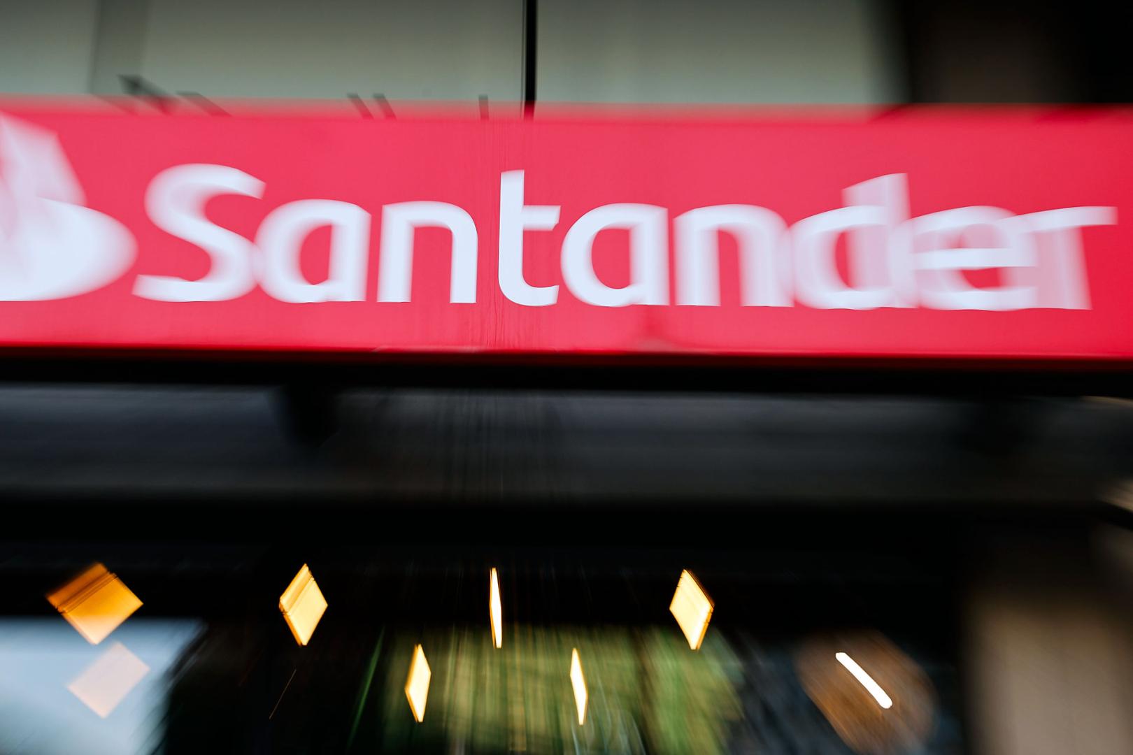 Logo del Santander en una sucursal de Bilbao