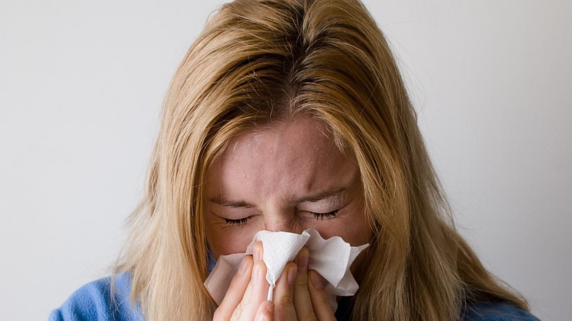 Imagen de archivo de una persona con gripe