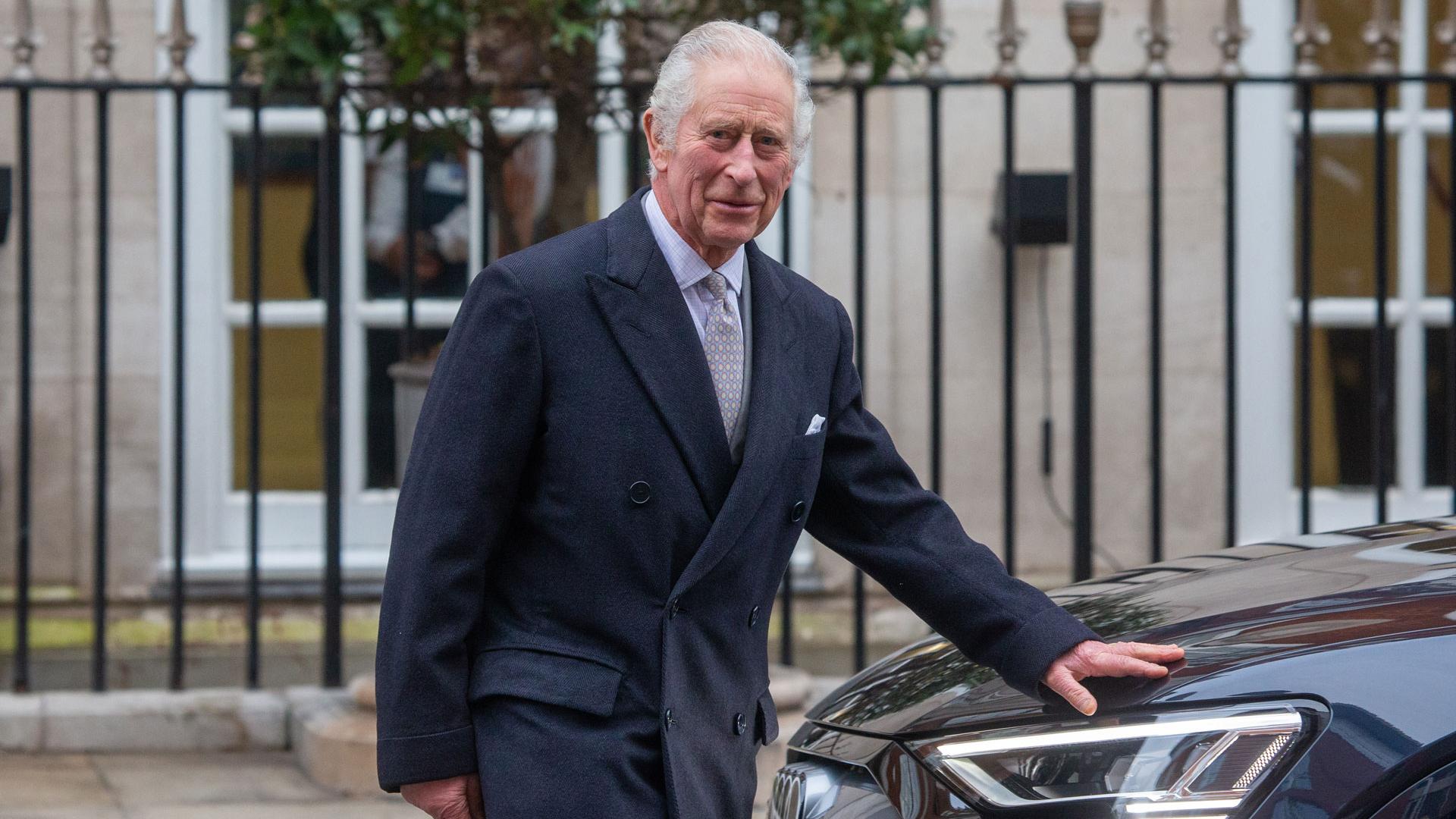 El rey Carlos III de Inglaterra sale del hospital tras su operación