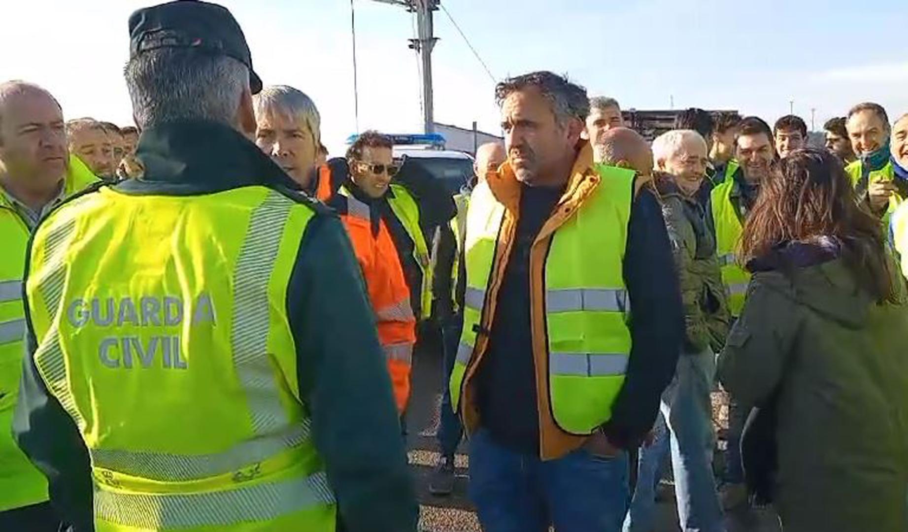 Momentos de tensión entre agricultores y Guardia Civil en Ribaforada