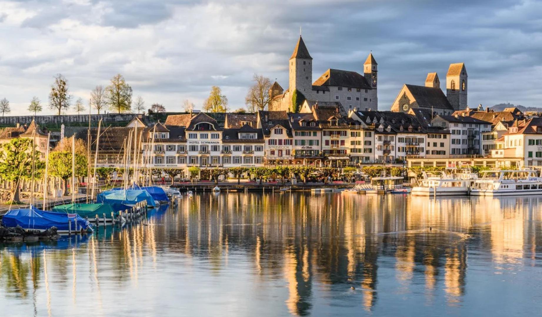 Vista general de Rapperswil cuyo castillo se erige en lo más alto de la colina