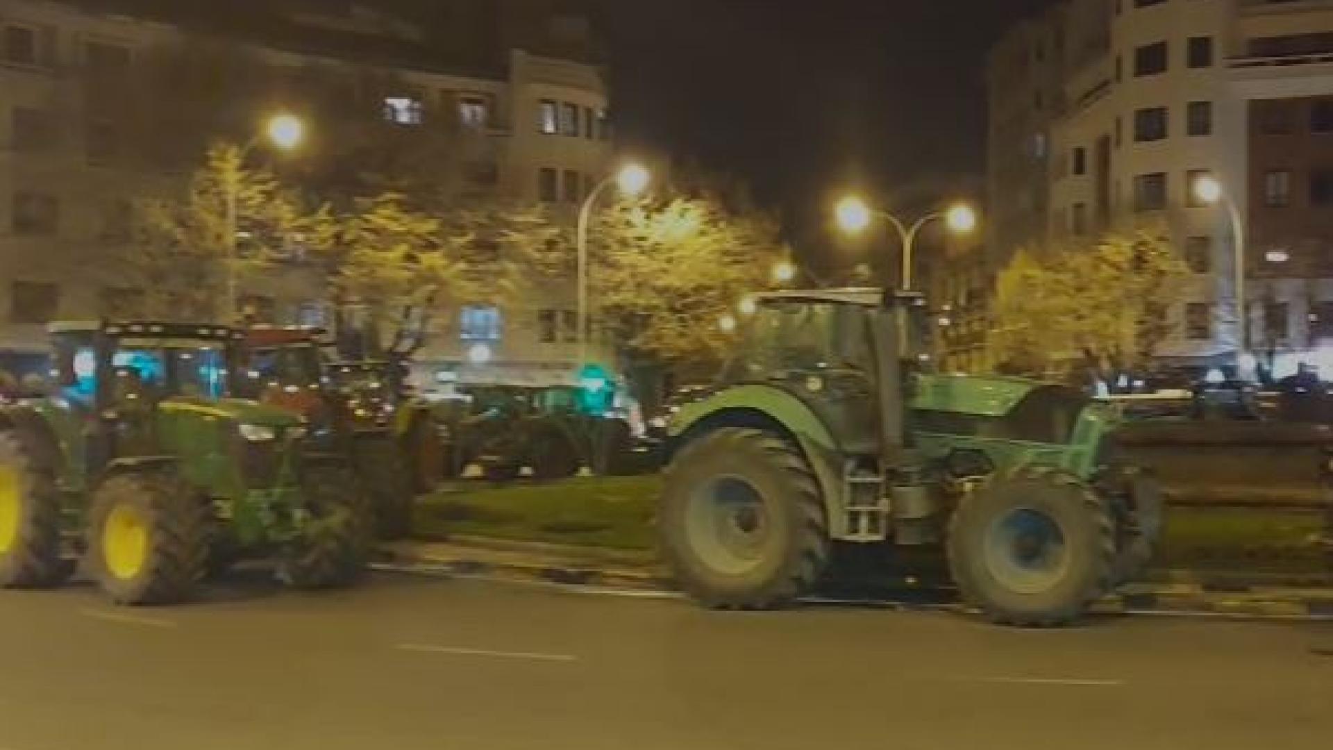 . La intención de los tractoristas es que los vehículos continúen allí a expensas de los resultados de la reunión de este viernes con el Gobierno de Navarra