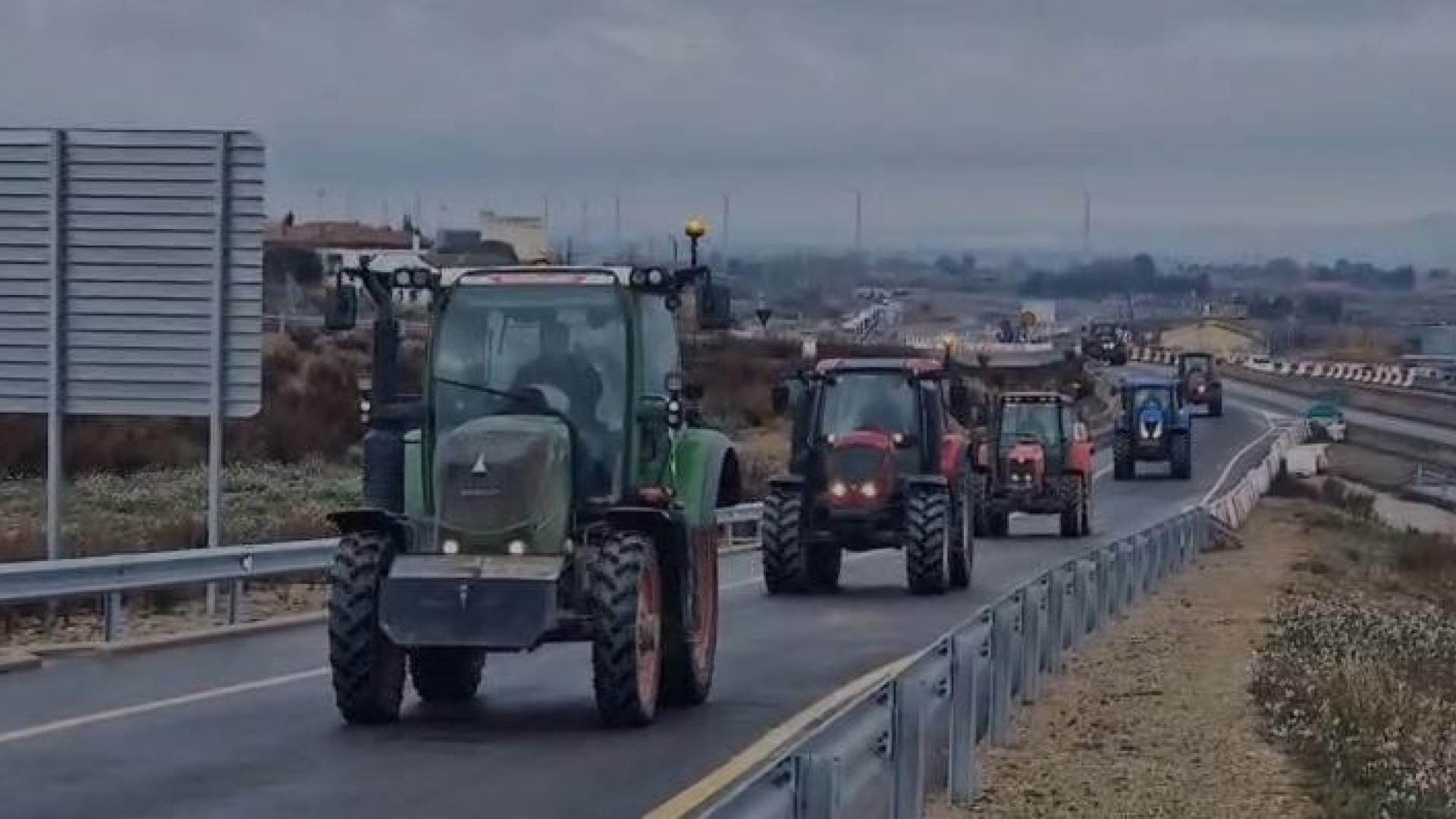 Vídeo de la columna de tractores que circula entre Cortes y Mallen a marcha lenta