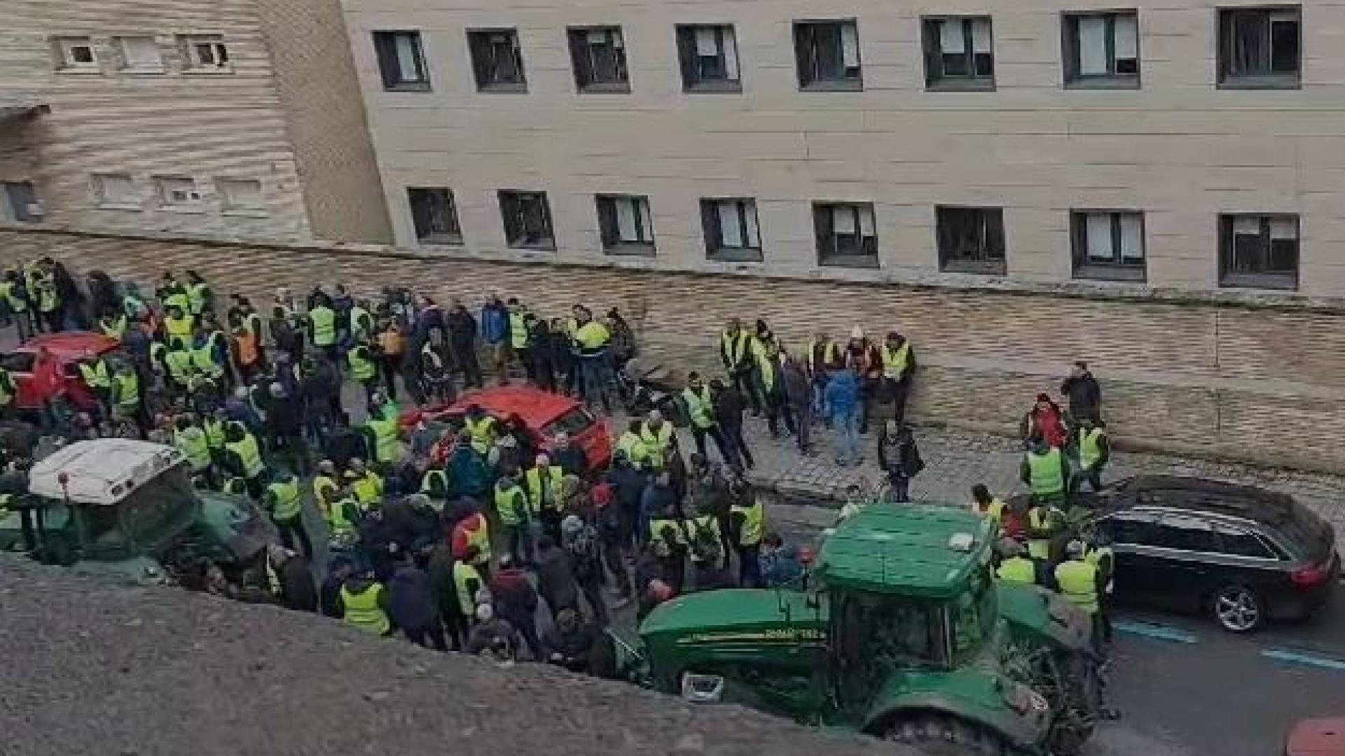 Vídeo de los tractores congregados en el exterior de Medio Ambiente