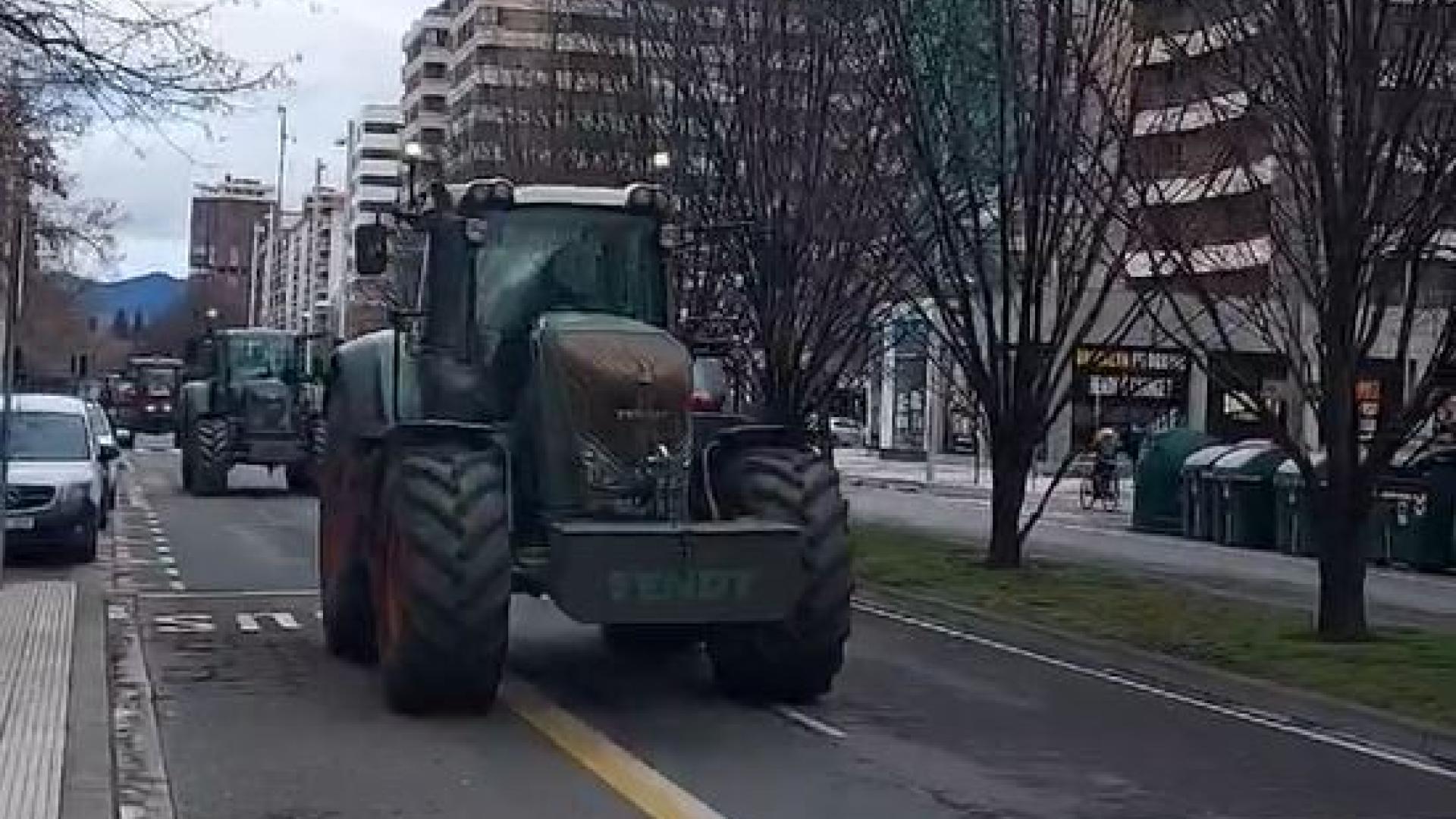 Los primeros tractores abandonan Pamplona por Pío XII