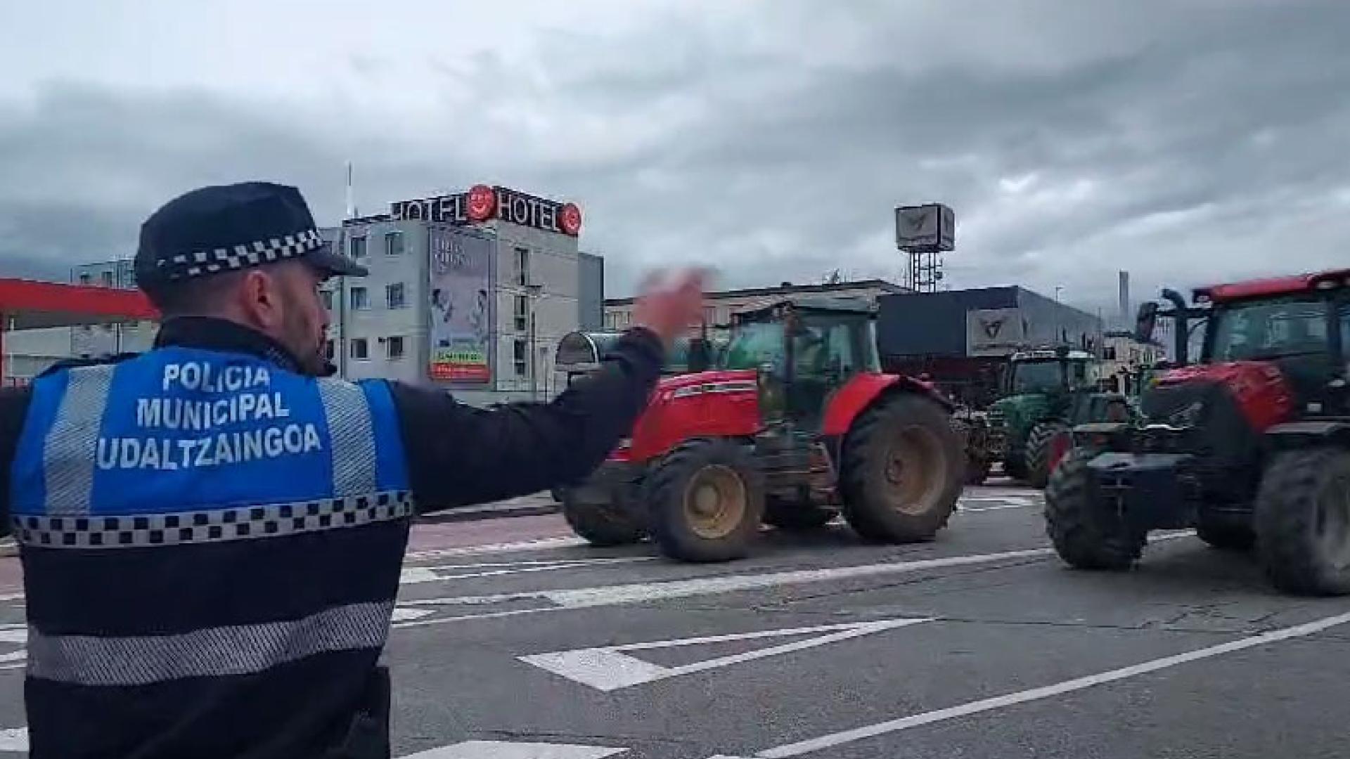 Después de permanecer parados como protesta por un control de alcoholemia de la Guardia Civil, los tractores se han puesto en marcha y abandonan la capital navarra