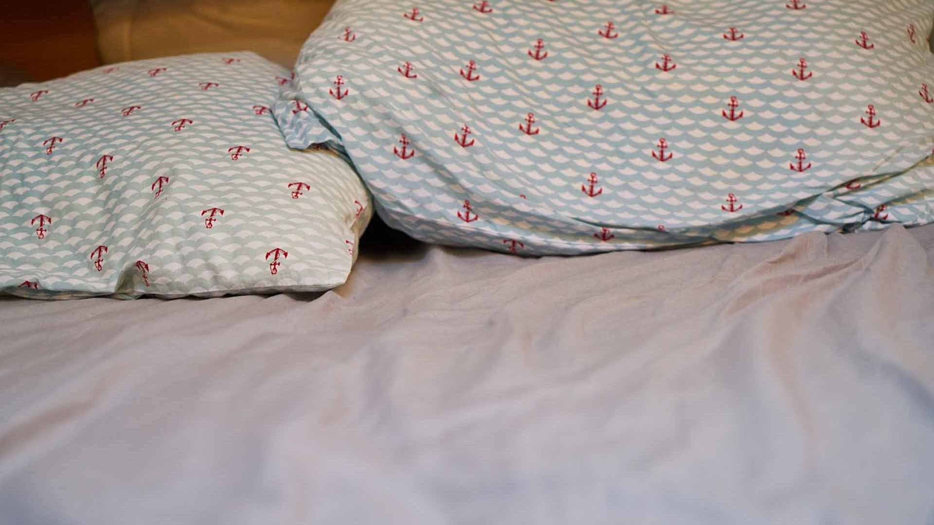 Dos almohadas en una cama