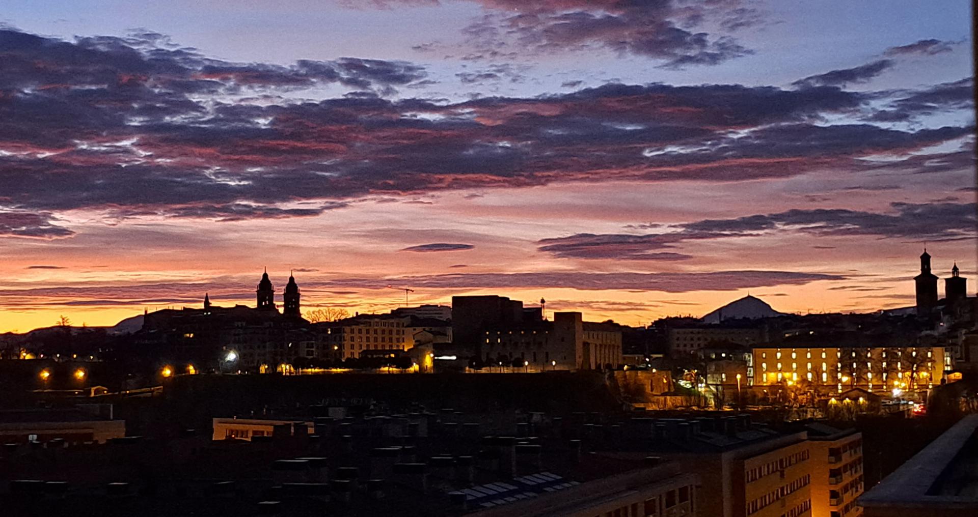 Amanecer rojo entre las torres de la Catedral y San Cernin de Pamplona.