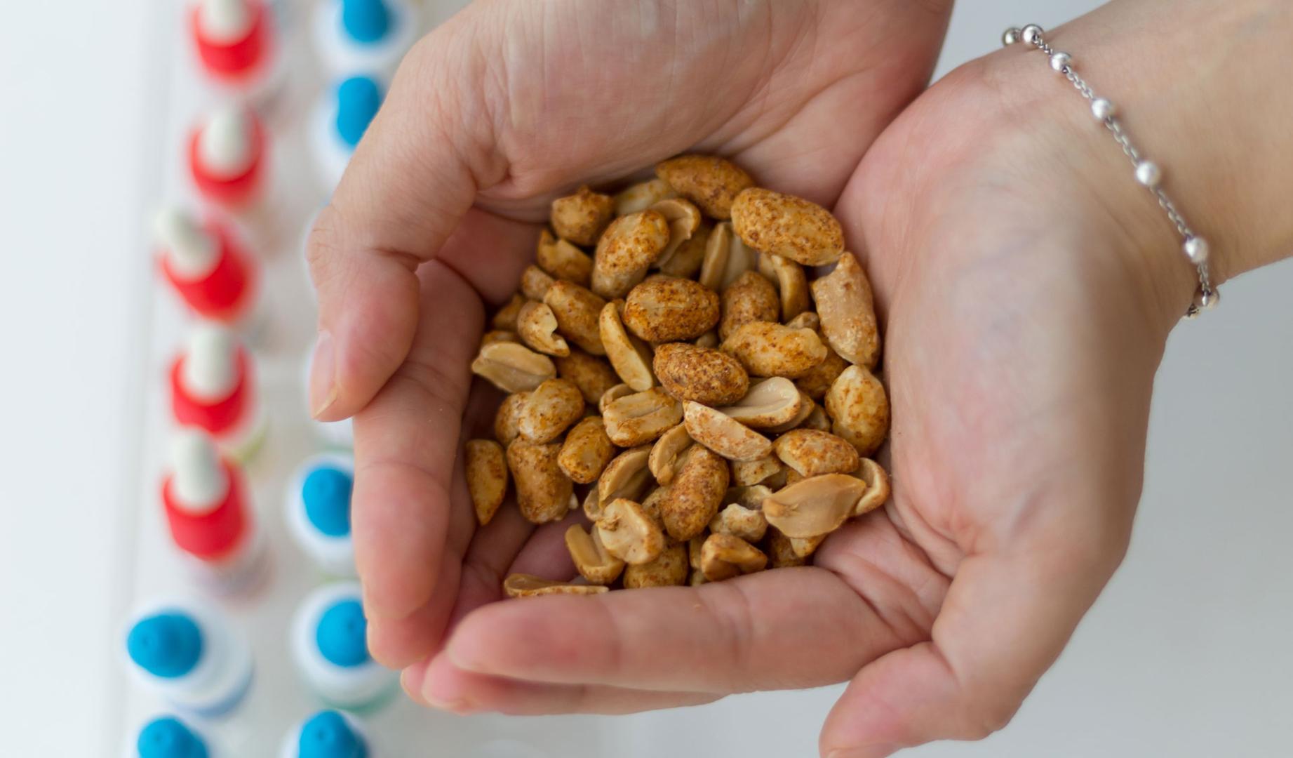 Un puñado de cacahuetes, fruto seco al que son alérgicas más de 200.000 personas en España