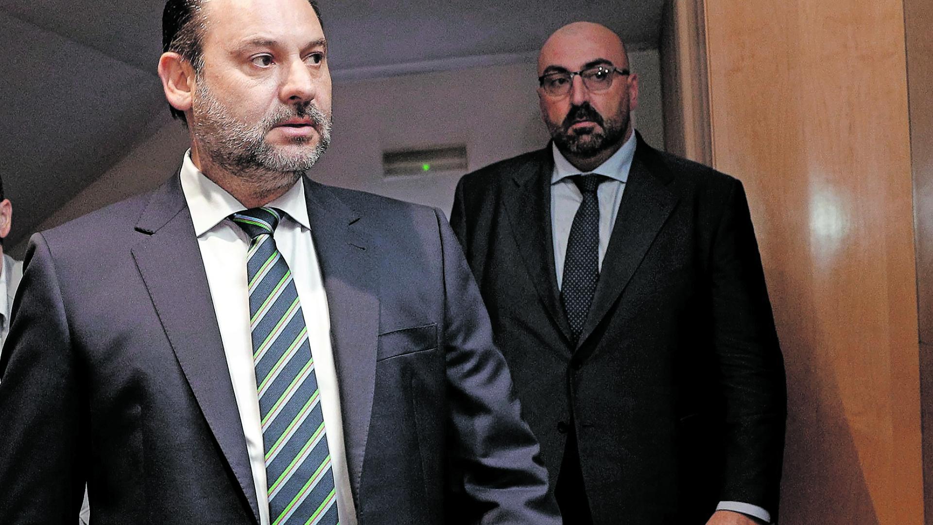 El secretario de Organización del PSOE y ministro de Fomento en funciones, José Luis Ábalos, y su exasesor, Koldo García