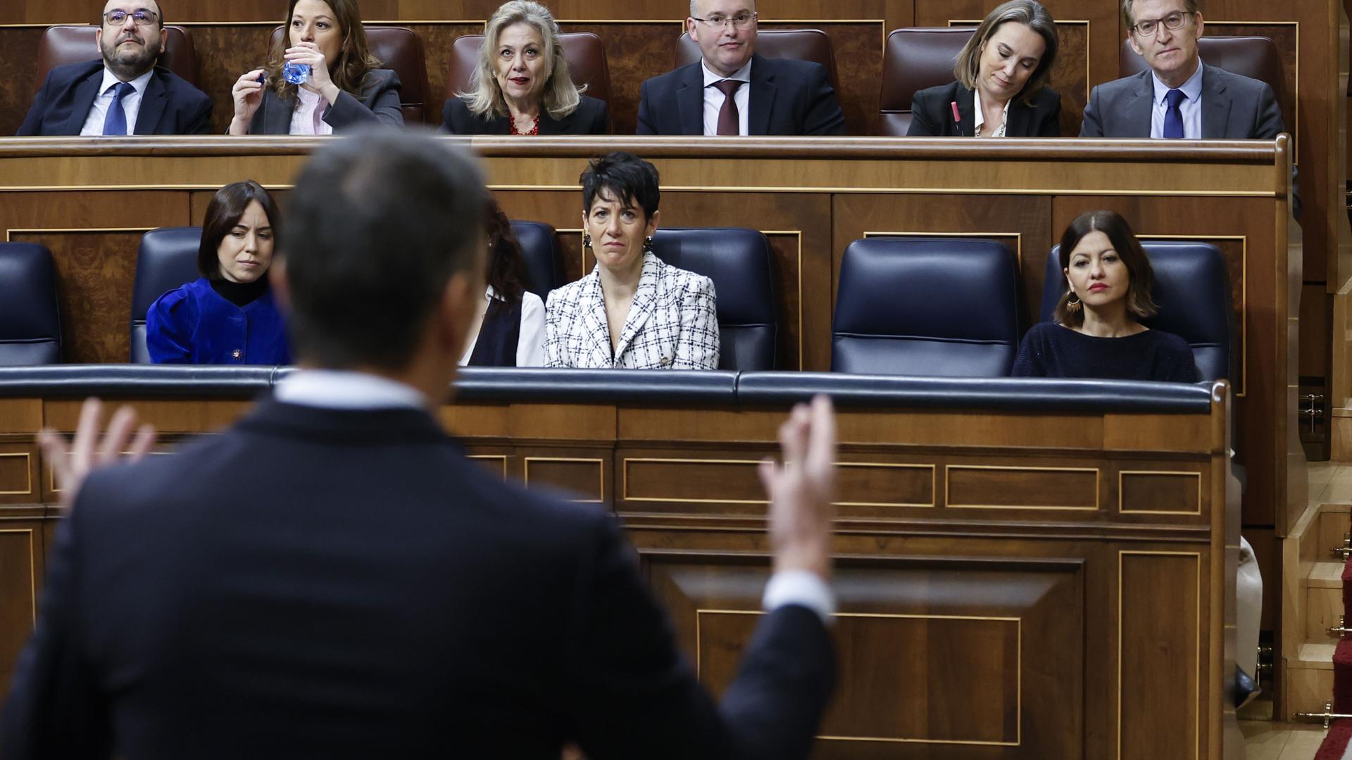 Feijóo observa a Sánchez durante la intervención del presidente del Ejecutivo en la sesión de control al Gobierno este miércoles en el Congreso