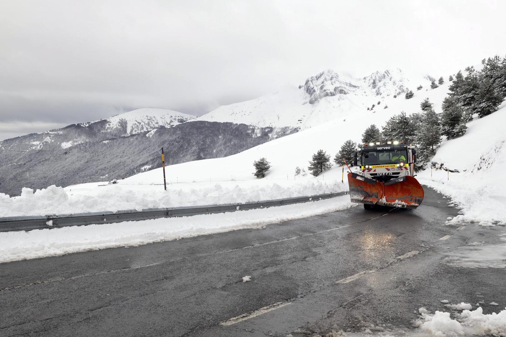 El consejero de Cohesión Territorial, Óscar Chivite, ha visitado este viernes la zona del puerto de Belagua para conocer el estado de la zona tras el alud ocurrido este miércoles en la cara sur del monte Lakora sobre la carretera NA-137 Burgui-Isaba-Francia.