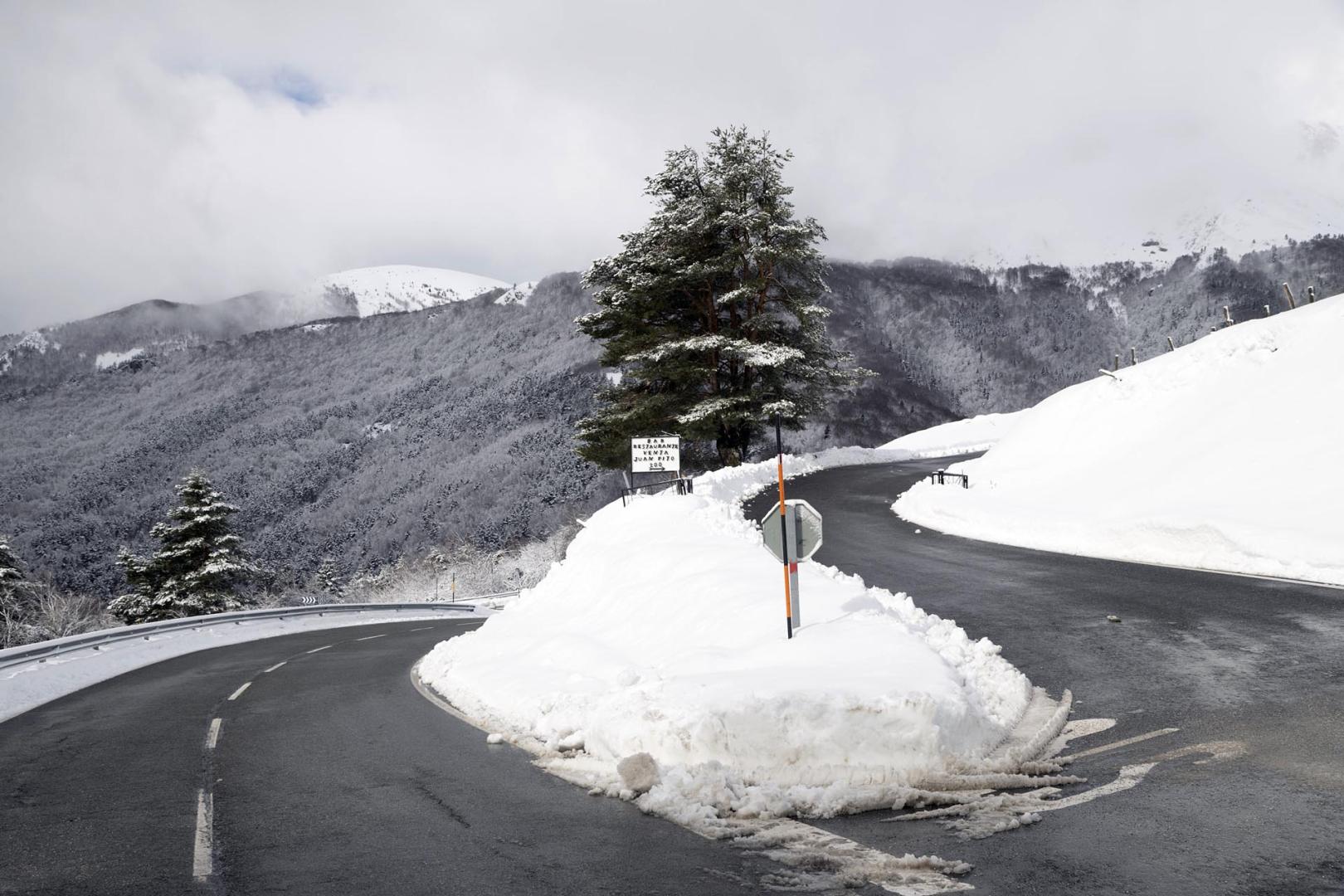 El consejero de Cohesión Territorial, Óscar Chivite, ha visitado este viernes la zona del puerto de Belagua para conocer el estado de la zona tras el alud ocurrido este miércoles en la cara sur del monte Lakora sobre la carretera NA-137 Burgui-Isaba-Francia.