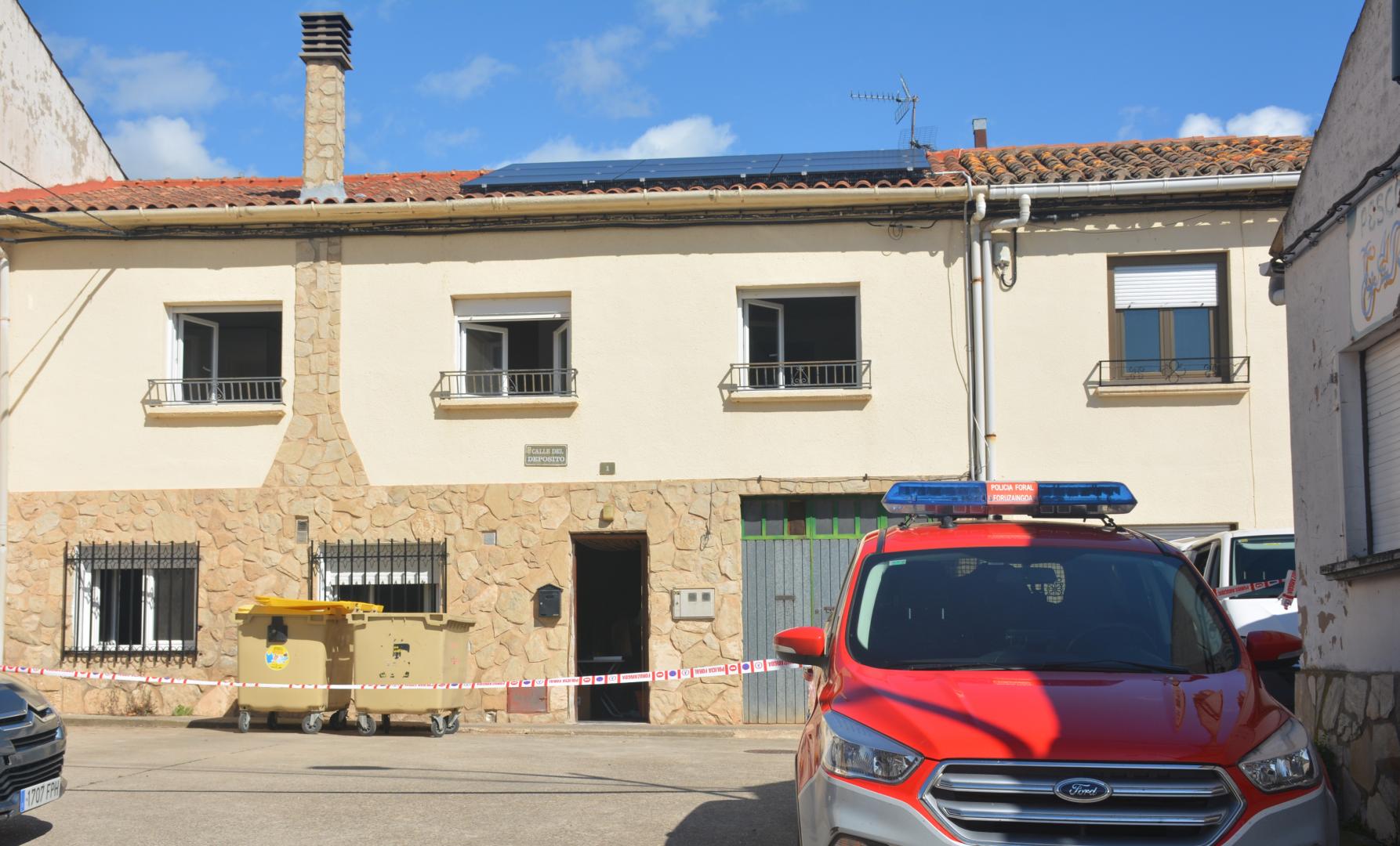 Una patrulla de la Policía Foral, ayer frente a la vivienda donde ocurrió el suceso, que seguía precintada