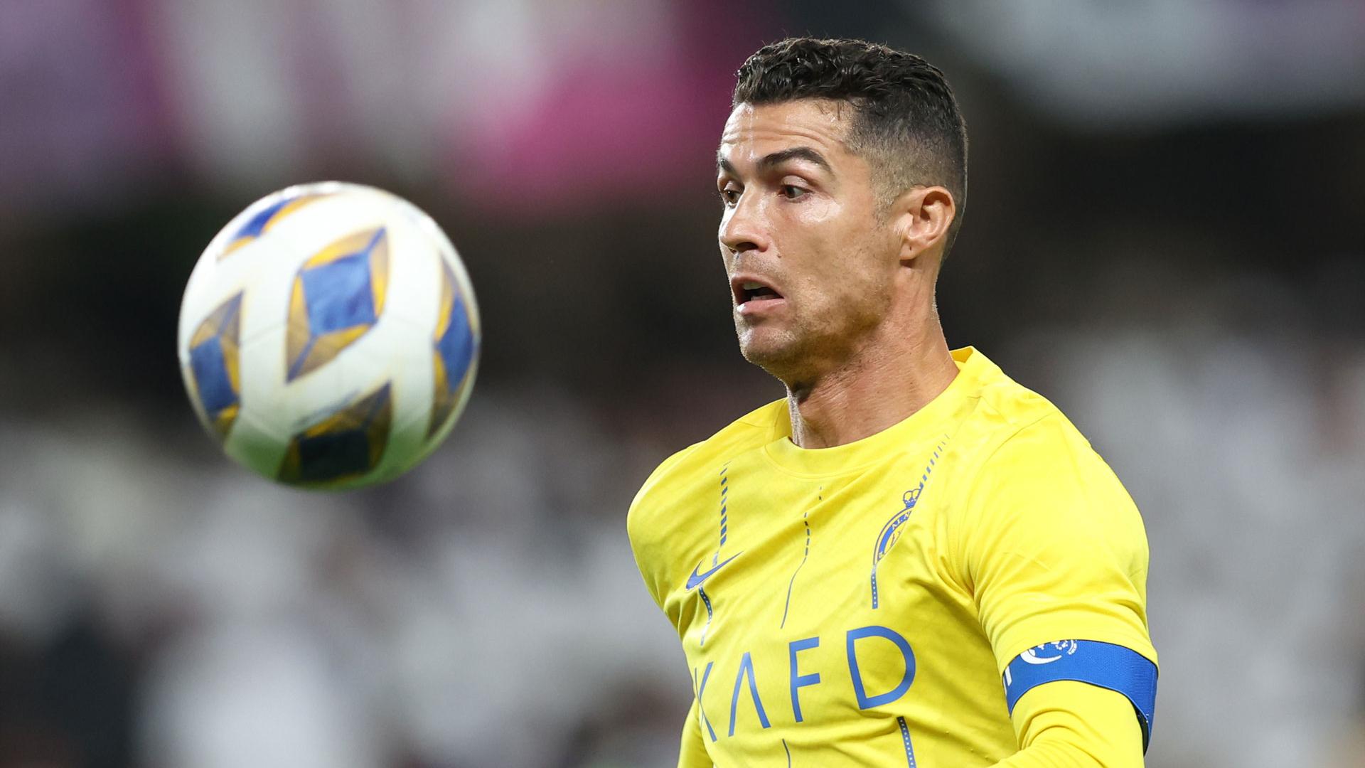 Cristiano Ronaldo recibe el balón en un partido con el Al-Nassr