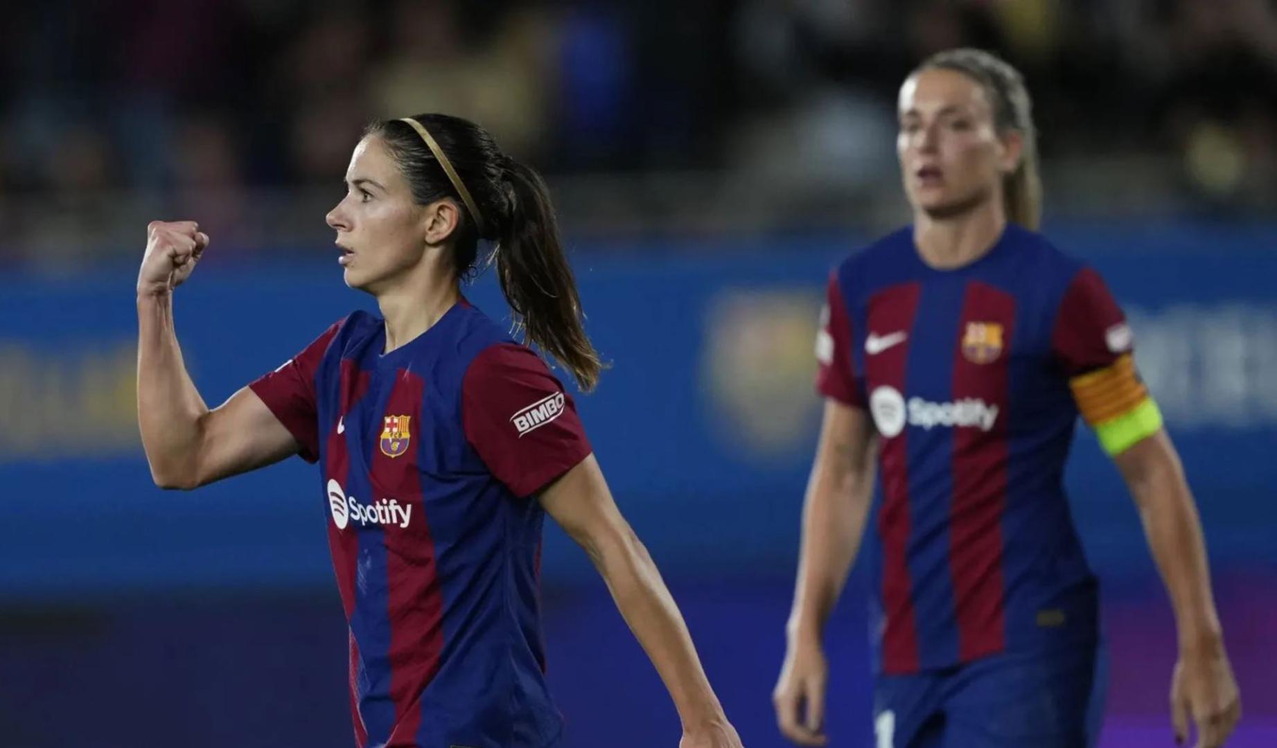 Aitana celebra un gol bajo la mirada de Alexia en un partido del F.C. Barcelona femenino
