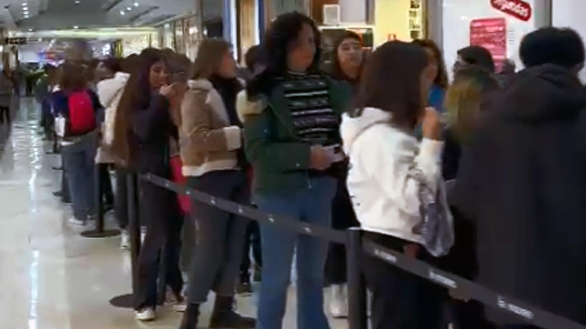 Cientos de jóvenes navarros se han acercado este sábado al Centro Comercial La Morea para asistir a la firma de discos de la ganadora de OT 2023, Naiara, y de los finalistas Juanjo y Martin La firma se celebrará entre las 11.00 y las 14.00 horas.