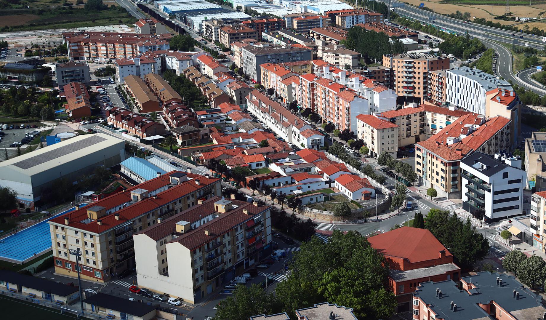Vista aérea de Noáin, capital de Noáin (Valle de Elorz). Al otro lado de la A-15, Tajonar.