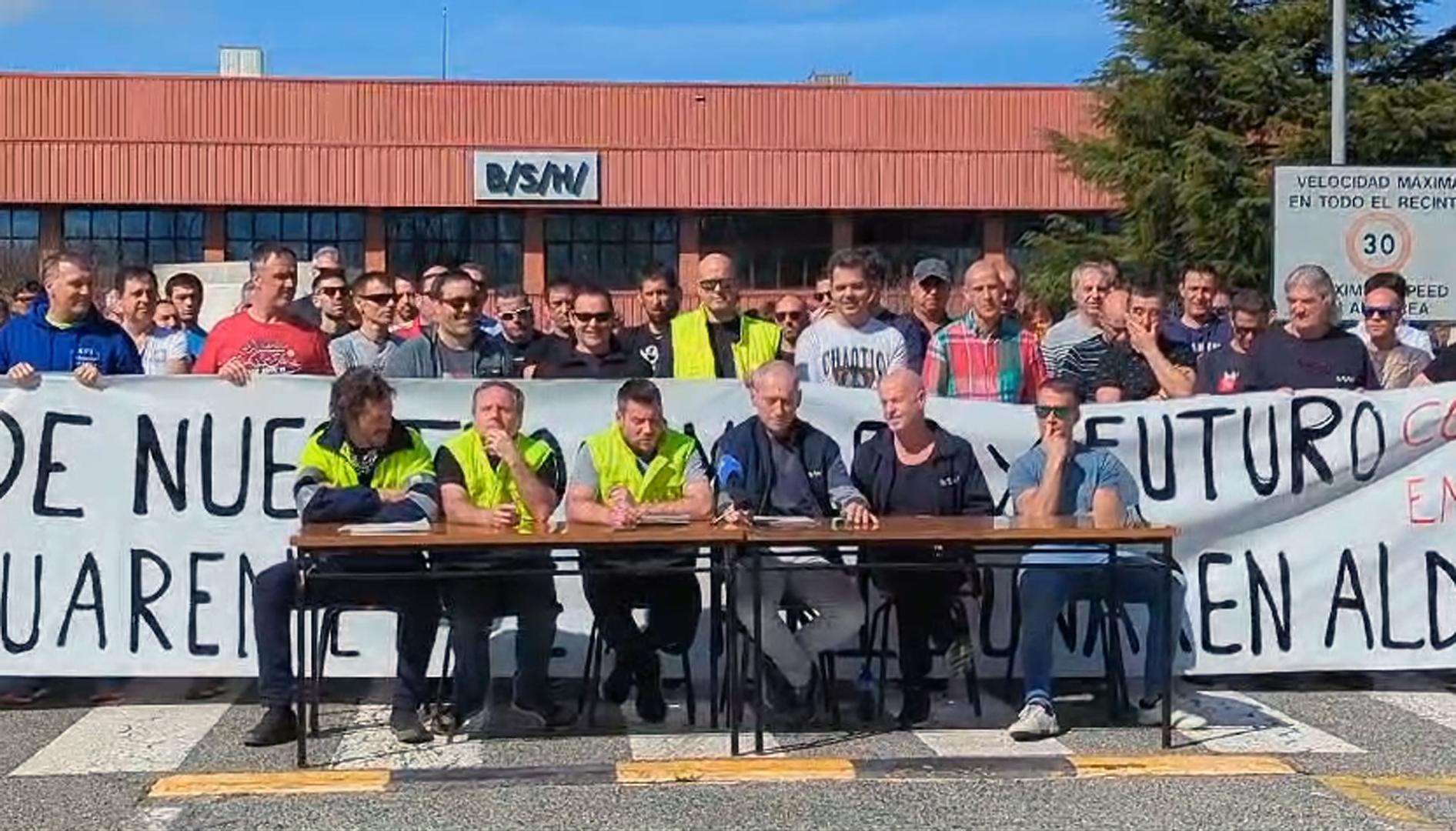Los alrededor de 660 trabajadores de la fábrica de BSH en Esquíroz, dedicada a la producción de neveras y lavavajillas compactos, se han concentrado este mediodía para mostrar su preocupación por el futuro de la planta.