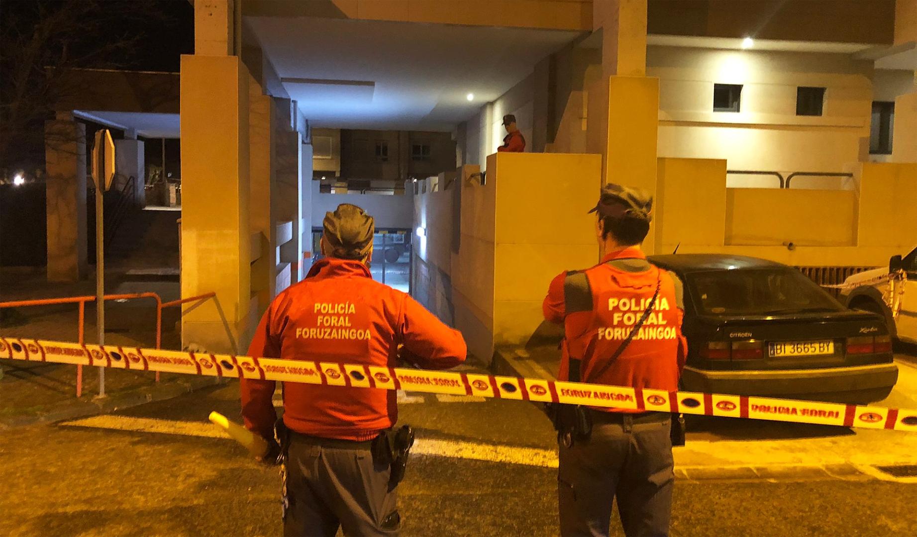 Dos agentes de la Policía Foral, ante el domicilio donde se produjeron los hechos./