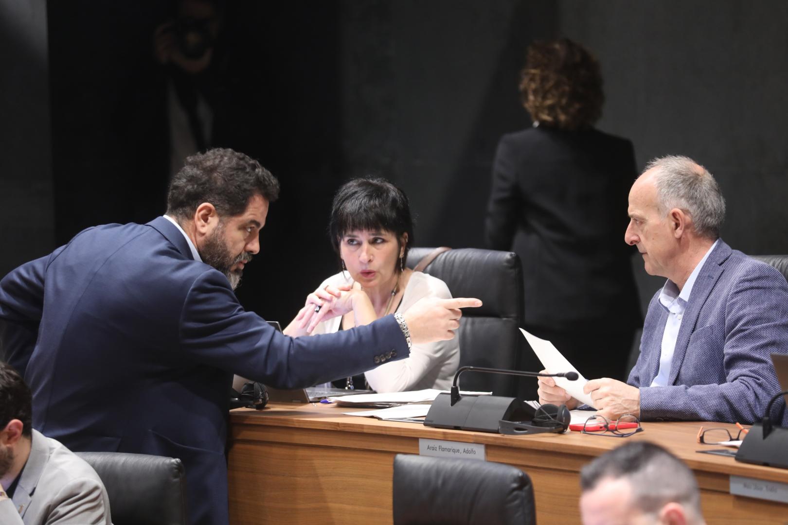 Ramón Alzórriz (PSN) señala con el dedo a Adolfo Araiz (EH Bildu), sentado en su escaño, ante la presencia de Laura Aznal (EH Bildu)