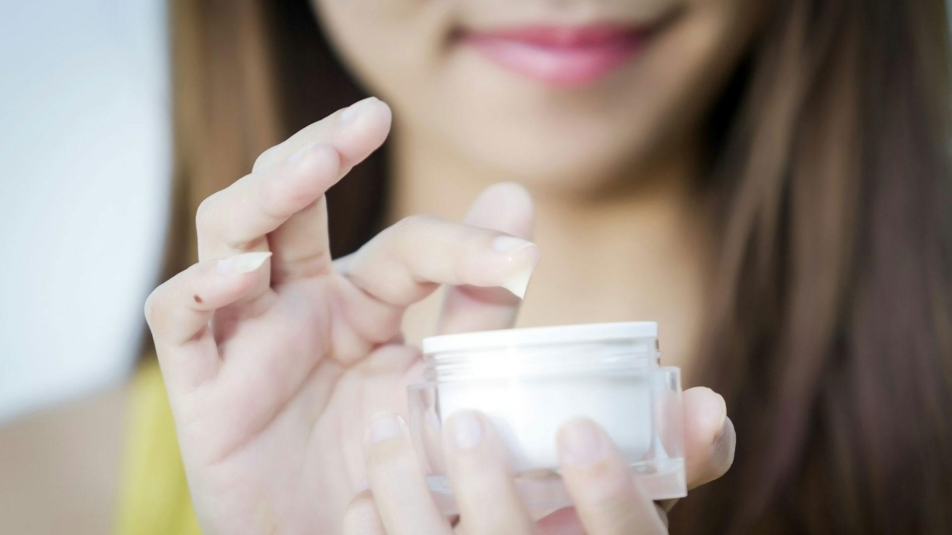 El ácido hialurónico está presente en muchos productos de cosmética y belleza