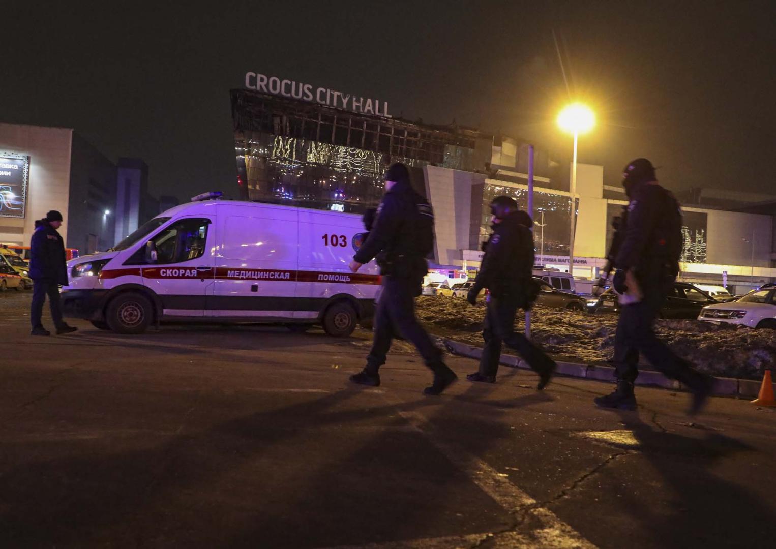 Policía y servicios sanitarios, junto a la sala Crocus City Hall
