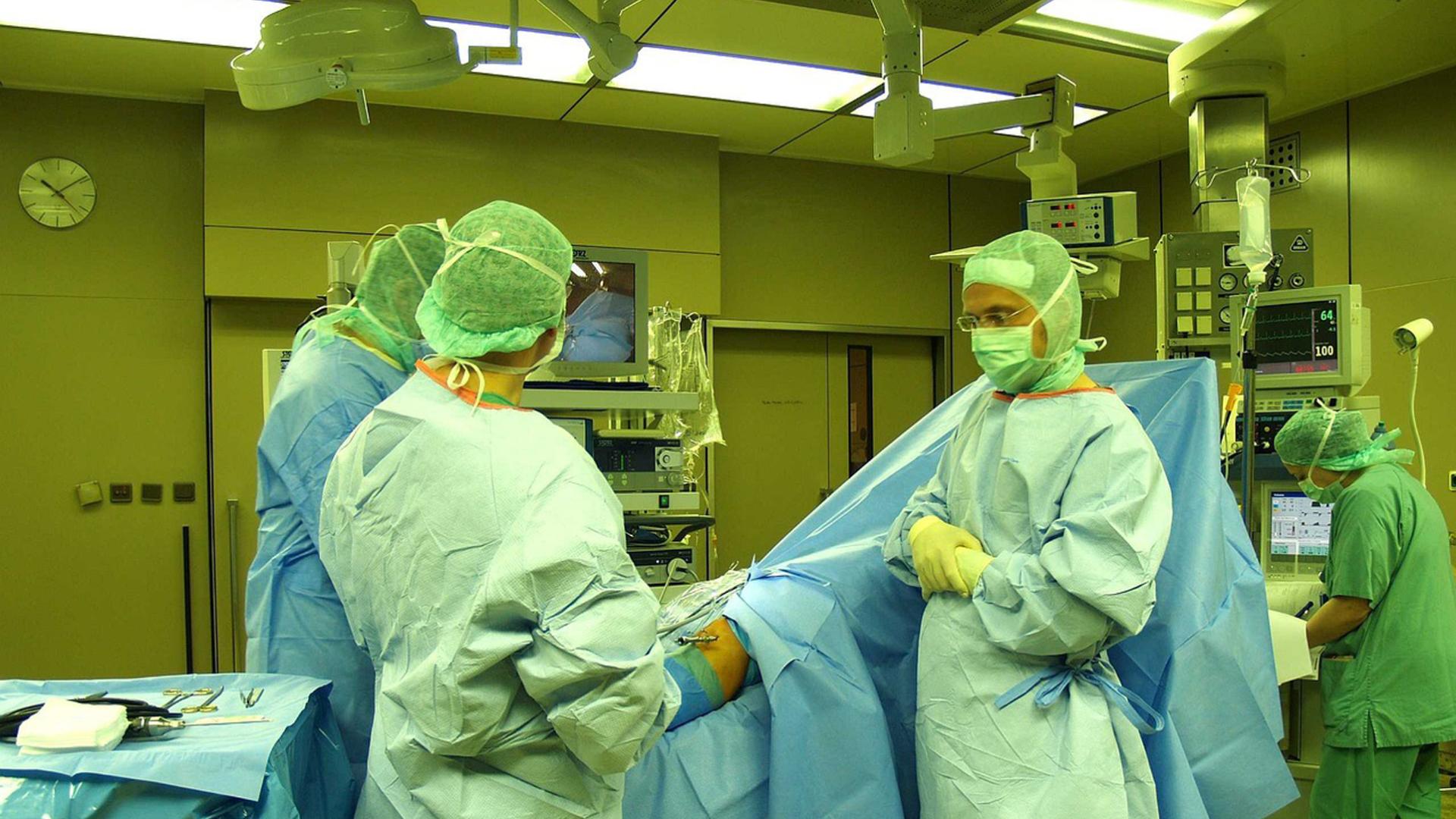 Un equipo médico, en quirófano