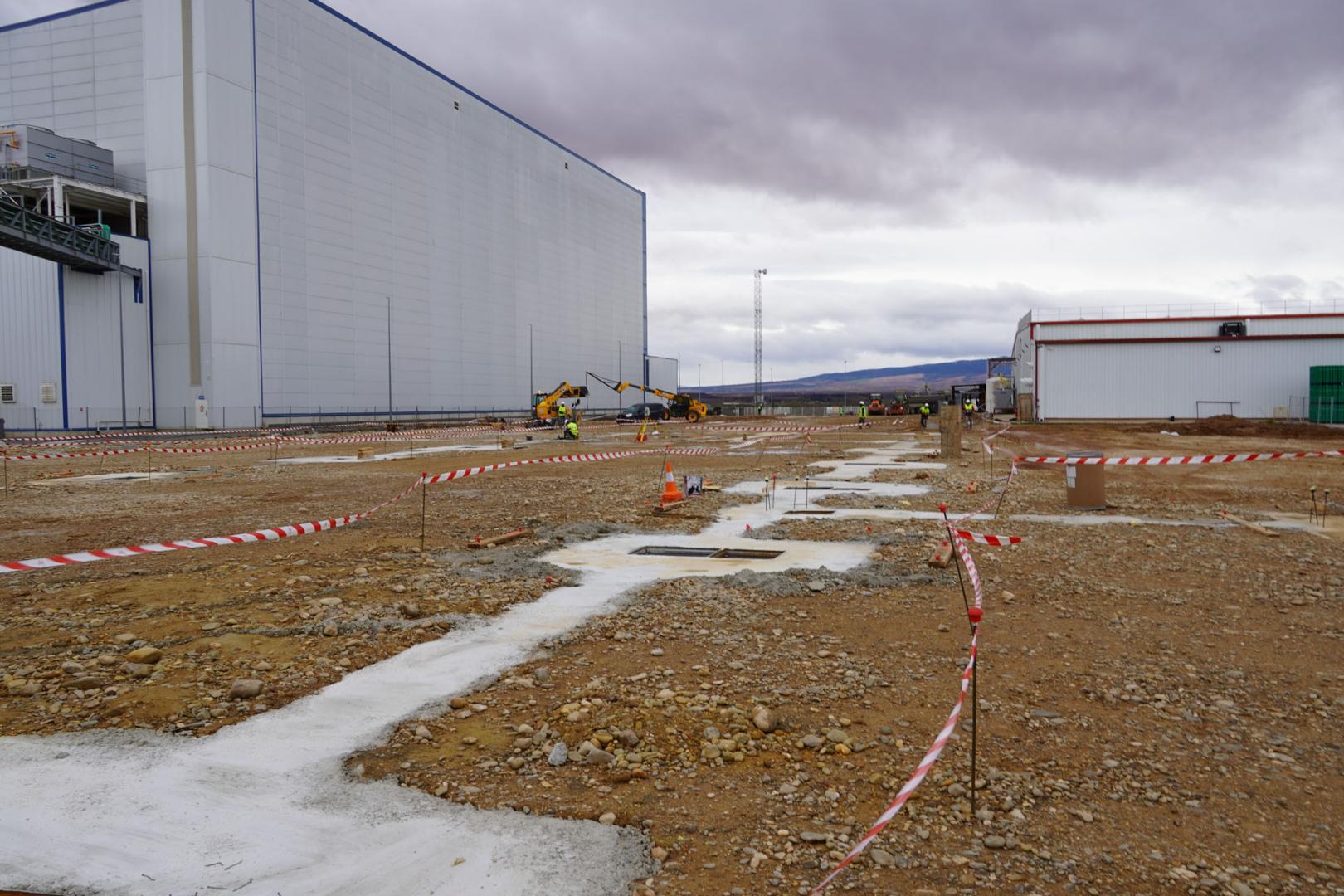 Trabajos en la parcela donde se construirá la nueva planta de Elaborados Naturales en Funes