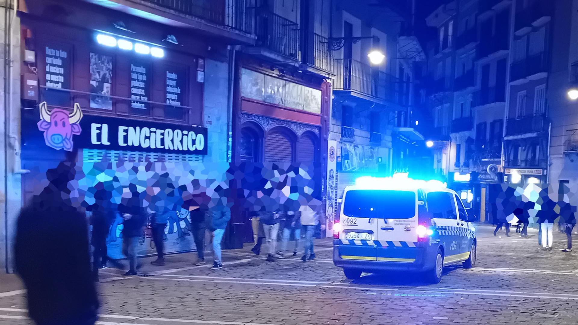 Una patrulla de la Policía Municipal, en el casco viejo de Pamplona