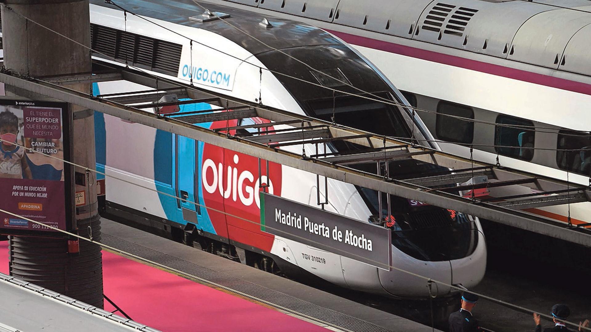Trenes de Ouigo y Renfe en la estación de Atocha en Madrid