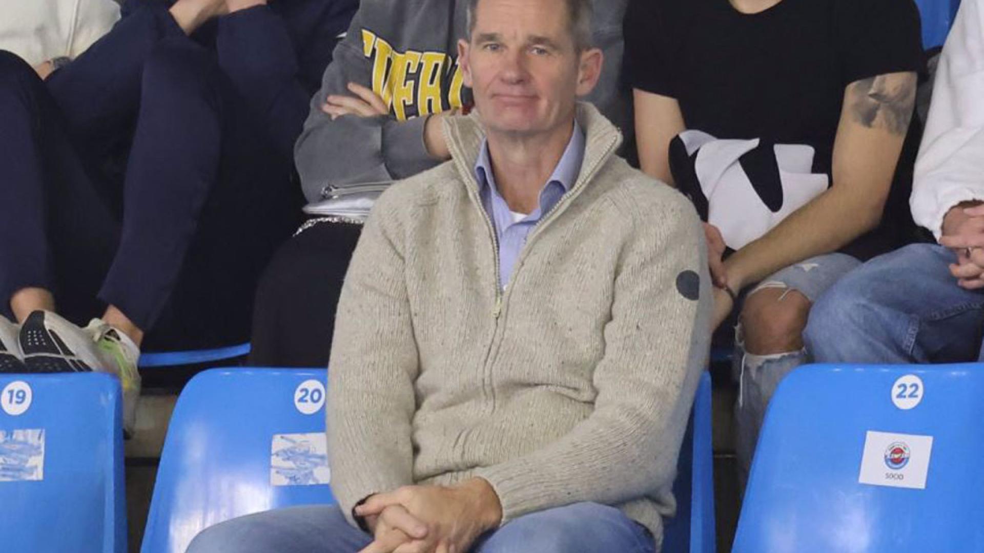 Iñaki Urdangarin viendo en la grada un partido de balonmano de su hijo Pablo
