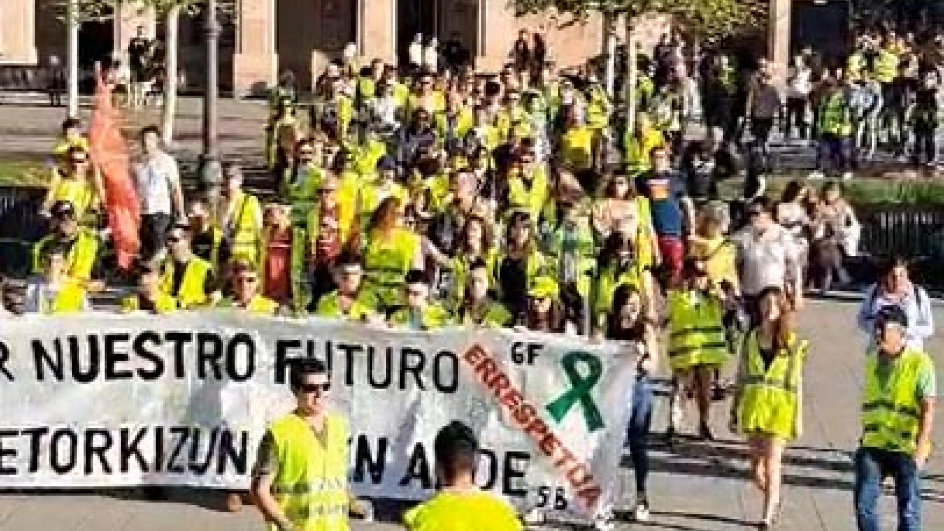 Cientos de personas en la marcha en apoyo al agro organizada por el Movimiento 6F en Pamplona