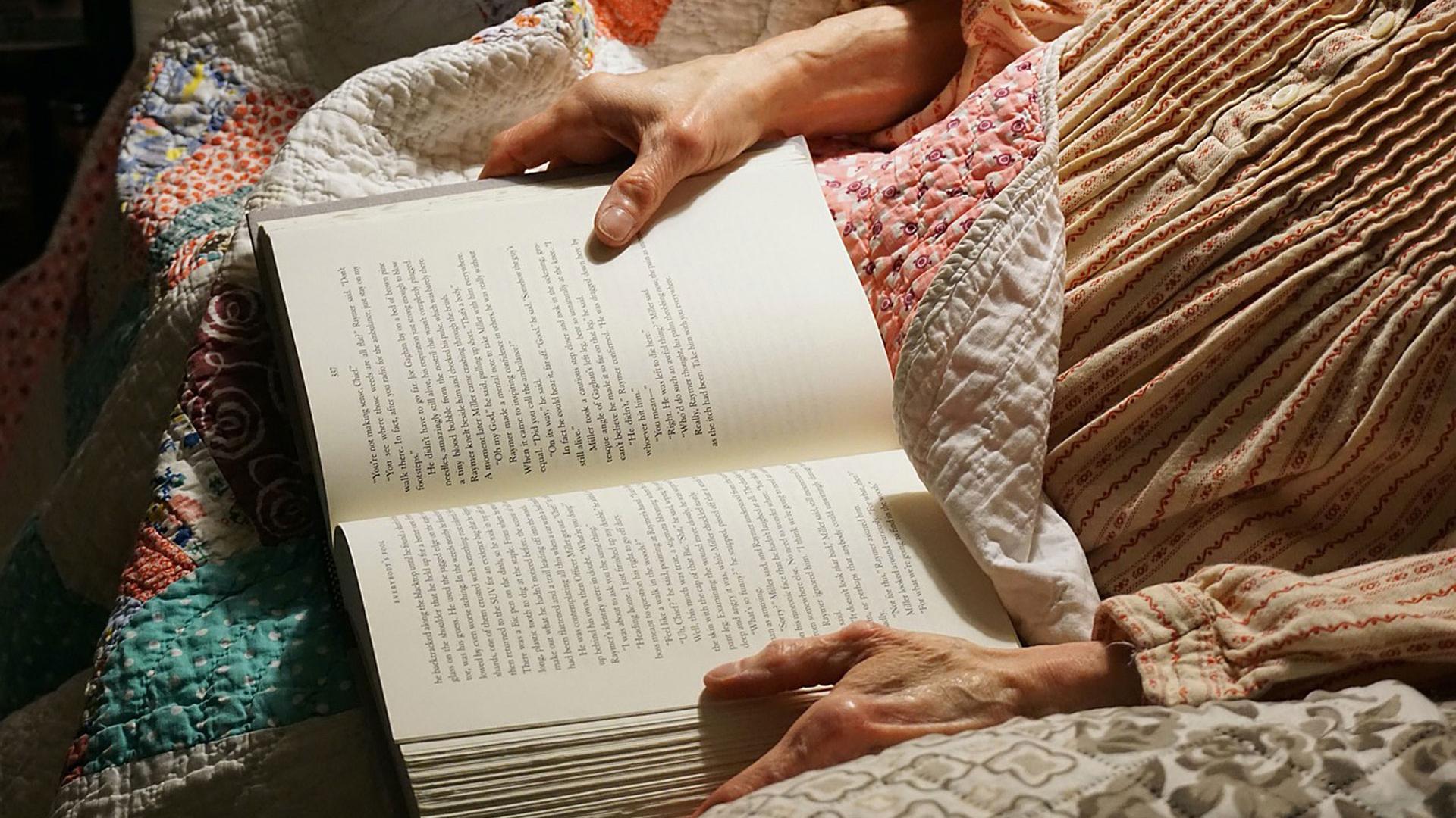 Una persona mayor leyendo un libro