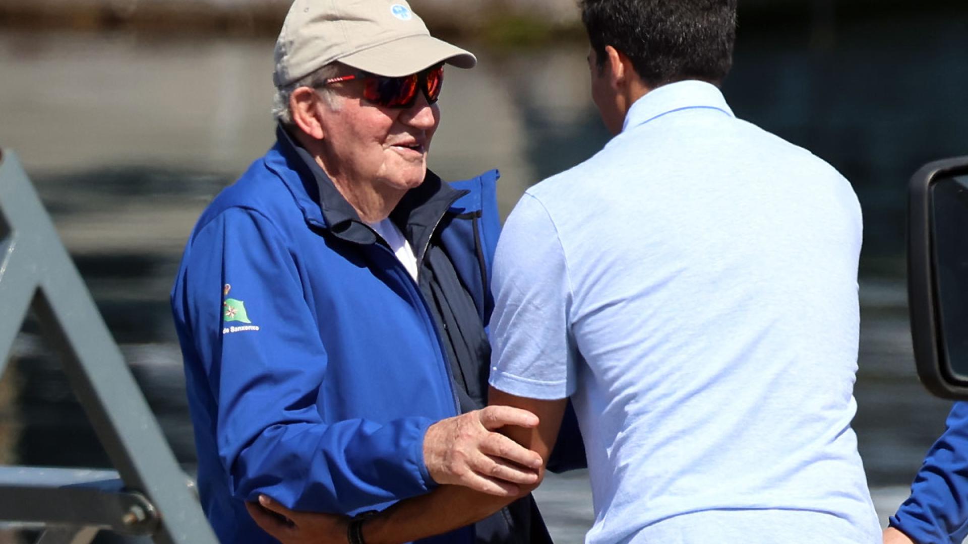 El Rey Juan Carlos, en el puerto deportivo de Sanxenxo este sábado, 20 de abril