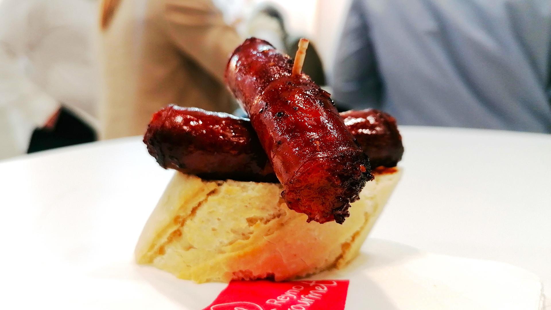 Imagen de uno de los pinchos de chistorra navarra repartidos en el Salón Gourmets de Madrid