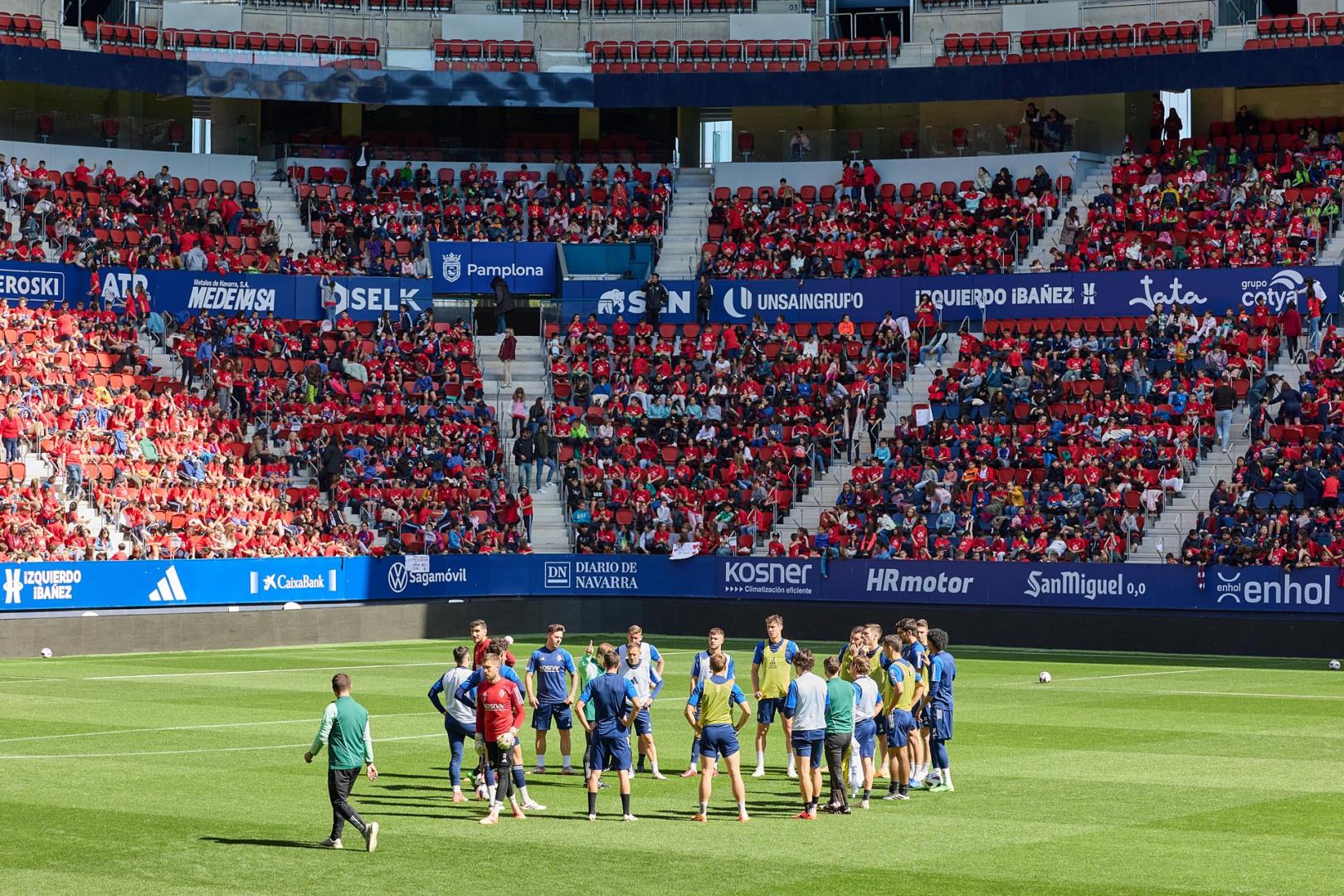 Fotos de los 4.000 alumnos y alumnas de Primaria que han visto el entrenamiento de Osasuna en El Sadar