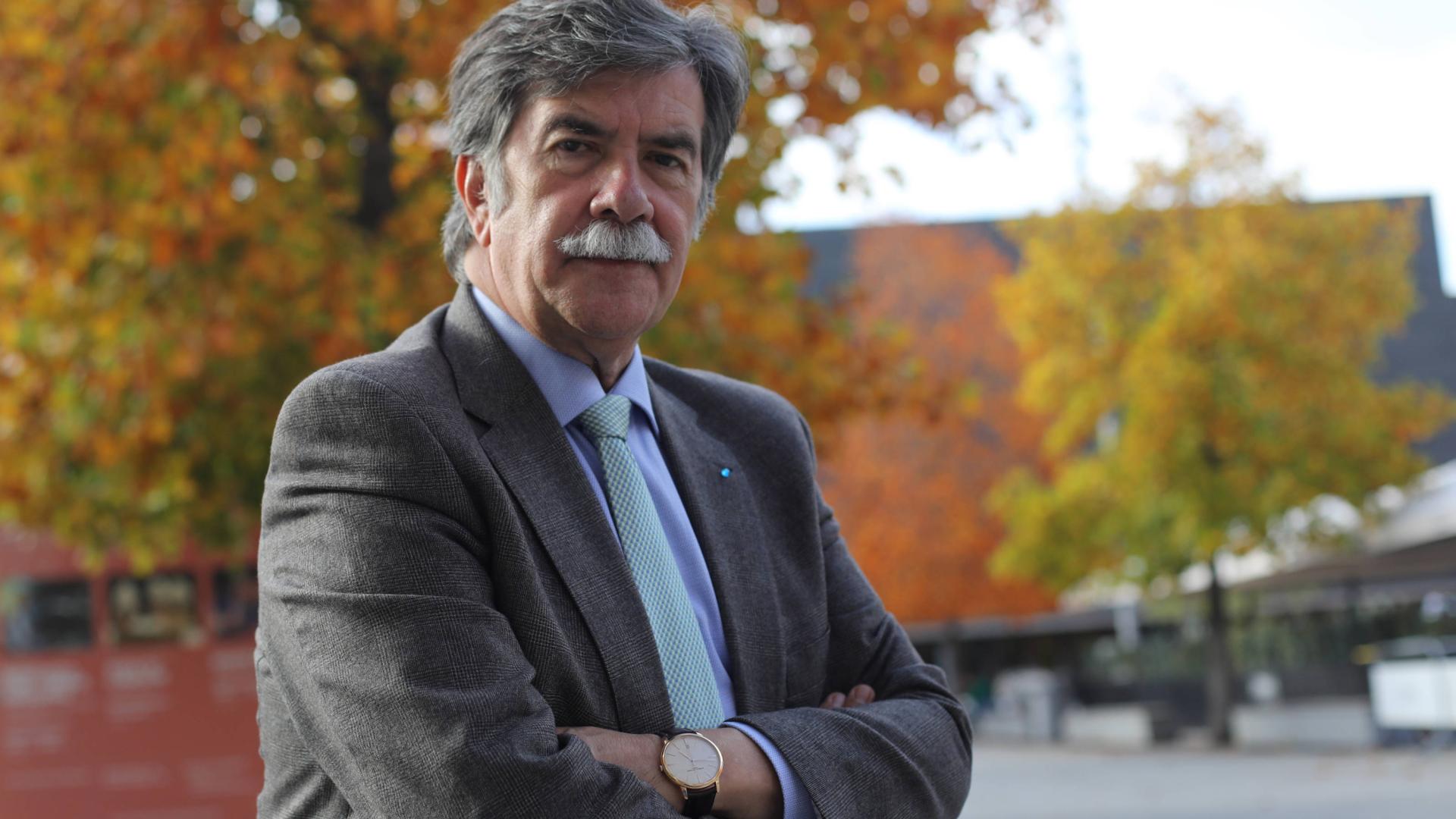 El psicólogo Javier Urra (Estella, 1957), en la plaza de Baluarte de Pamplona, en octubre de 2021.
