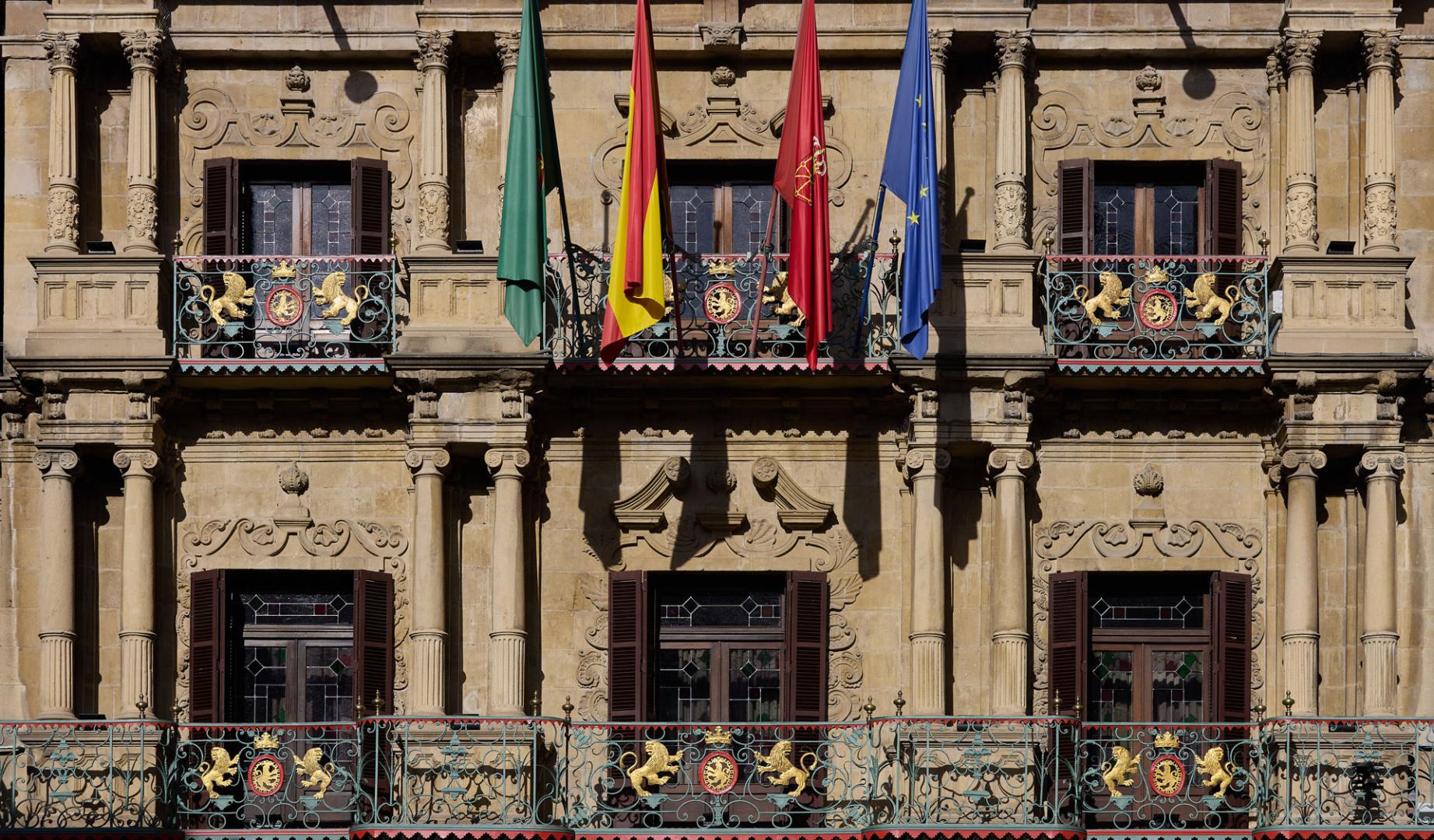 Balcones de la fachada del Ayuntamiento de Pamplona