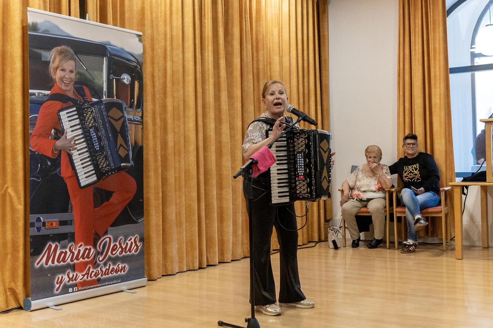 Imágenes de la actuación de la cantante María Jesús en la residencia Amavir Oblatas