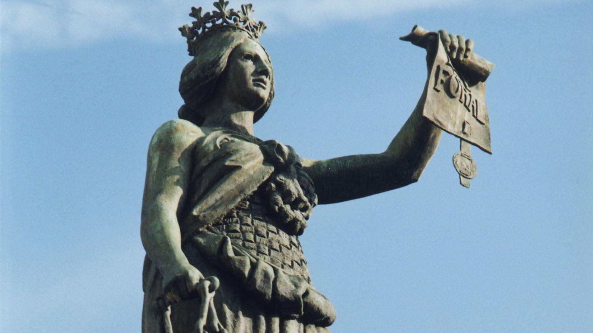 Monumento a los Fueros en el Paseo Sarasate de Pamplona