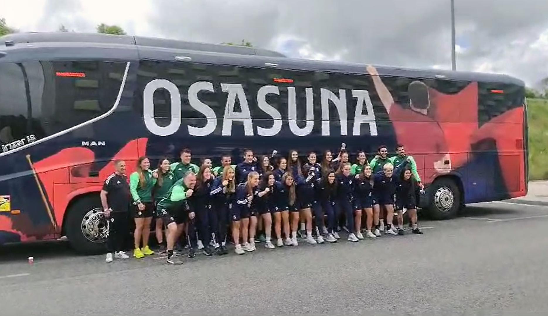 La plantilla y el cuerpo técnico de Osasuna Femenino han salido este miércoles por la mañana en autobús hacia la Ciudad Deportiva Dani Jarque, donde se enfrentarán el jueves al Espanyol en el partido de vuelta del playoff de ascenso a la Liga F.