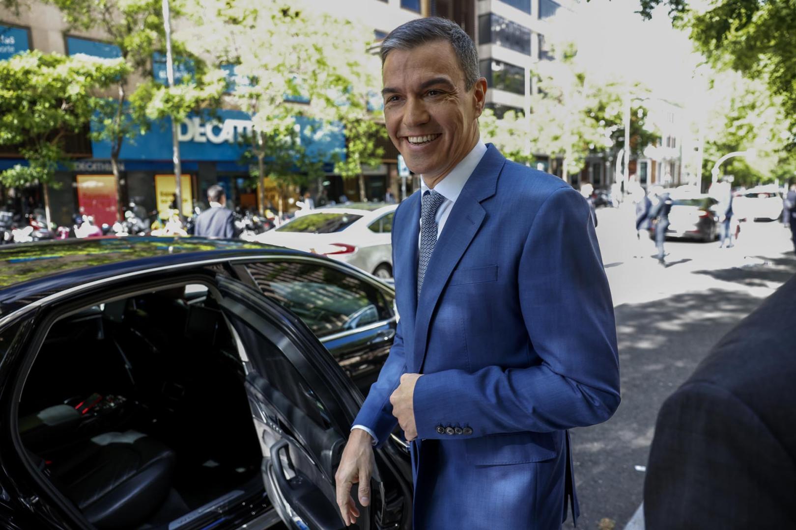 Pedro Sánchez enfila el coche oficial el pasado jueves tras asistir a un foro de eldiario.es