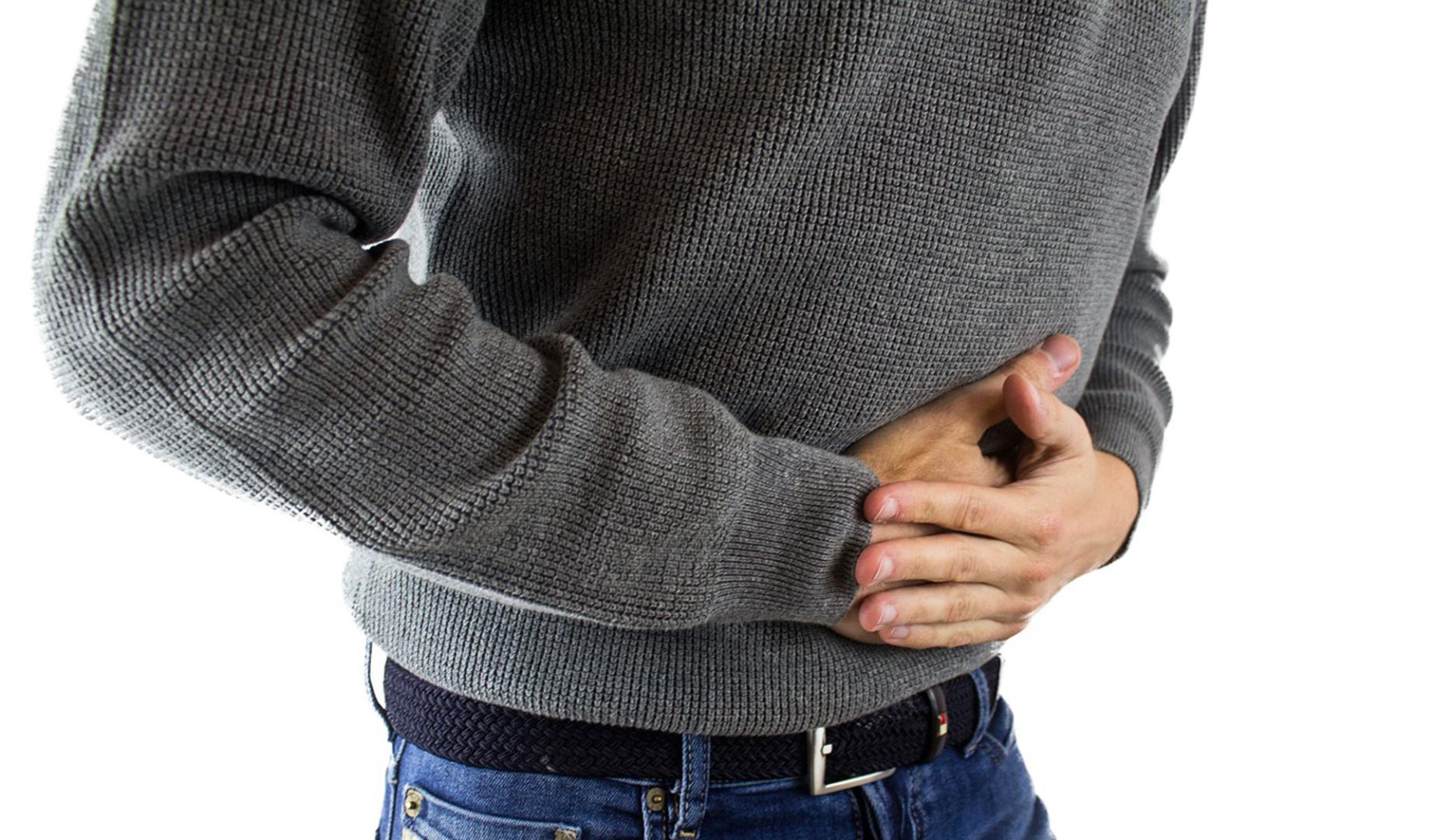Una persona con dolor de estómago