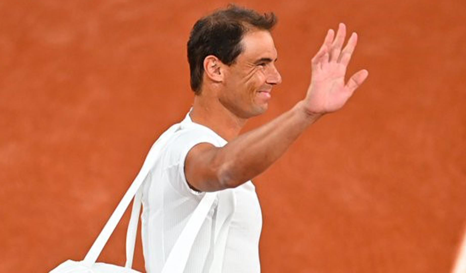 Rafal Nadal saluda al público a su salida a la Philippe-Chatrier