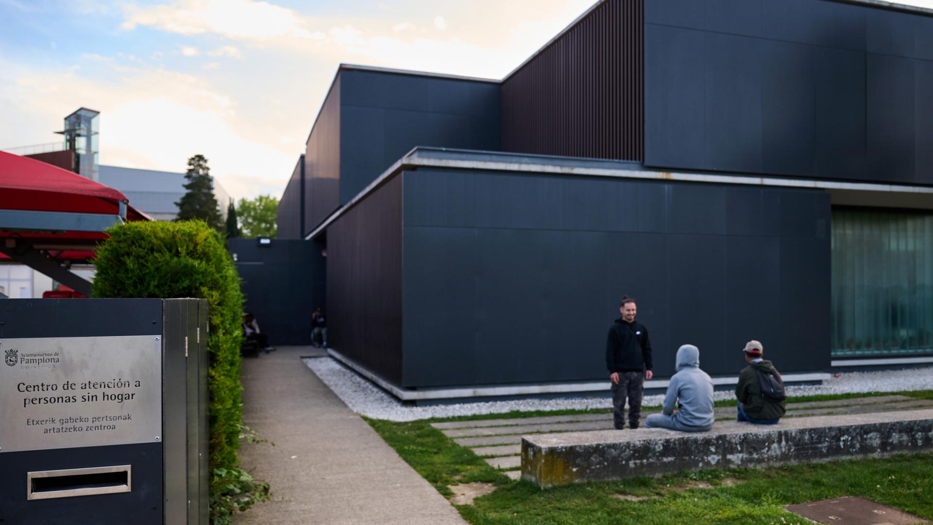 Exterior del albergue de Trinitarios, en una imagen tomada es lunes por la tarde noche.