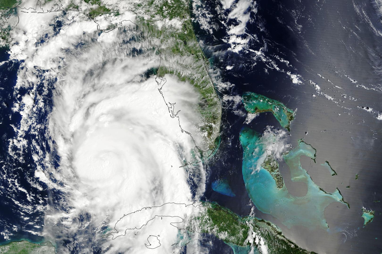 Fotografía cedida por el Observatorio de la Tierra de la NASA donde se muestra una imagen del huracán Idalia durante su paso el 29 de agosto del 2023 por el Golfo de México hacia Florida