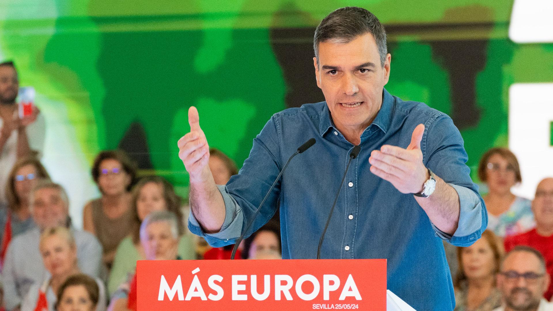 El presidente del Gobierno, Pedro Sánchez, interviene en un mitin en Sevilla de la campaña electoral de las elecciones europeas